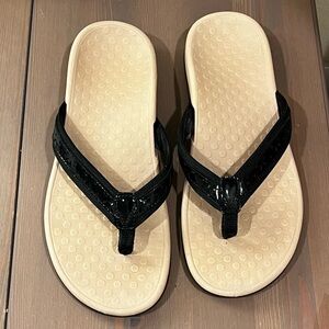 Vionic Casandra Sandals Thong Toe Post Size 9 Black Patent Slip On Comfort Beach